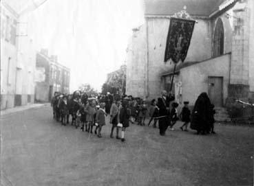 Iconographie - Arrivée d'une procession près de l'église