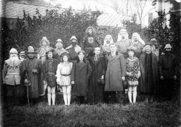 Iconographie - Troupe de la pièce de théâtre "La Fille de Roland"