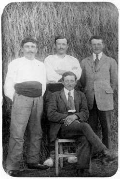 Iconographie - Groupe de jeunes hommes posant devant un pailler