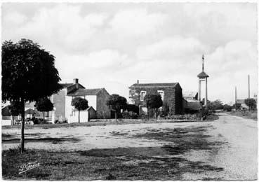 Iconographie - Place Maréchal Leclerc et le campanile - N.-D. de la Salette à Boiseau