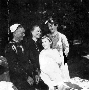 Iconographie - Femme portant la coiffe, posant avec sa famille