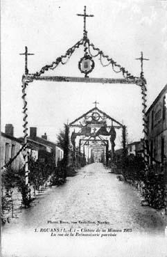 Iconographie - Clôture de la Mission 1923 - La rue de la Brénaissizerie pavoisée