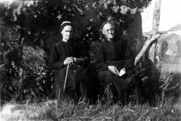Iconographie - Les deux soeurs Epervier posant au village de la Robinière