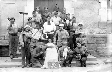 Iconographie - Conscrits de Rouans et Cheix-en-Retz devant la mairie de Rouans