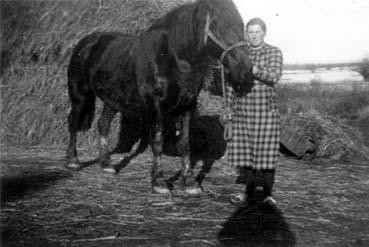 Iconographie - Femme posant avec un cheval à la "Basse-Ville"