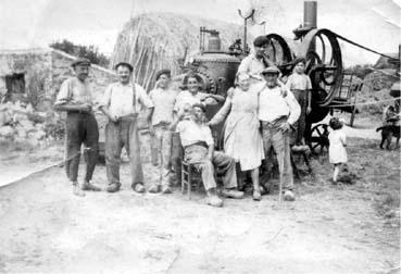 Iconographie - Personnel posant devant la locomobile au village de l'Hommeau