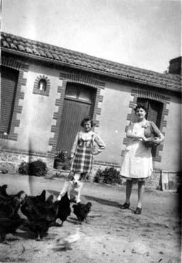 Iconographie - Fillette et femme nourrissant des poules à La Brounière