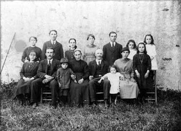 Iconographie - Famille Leduc posant (13 enfants) à La Sauvageais