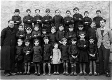 Iconographie - Ecole de garçons en 1938 ou 1939. Instituteur : Abbé Gautreau