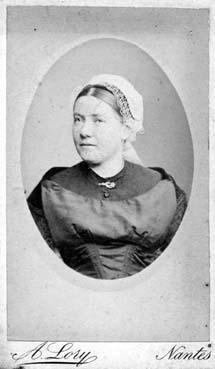 Iconographie - Portrait de femme portant une coiffe avec ruban (femme née en 1884)