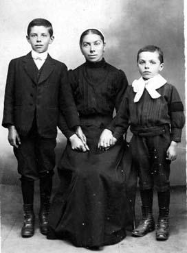 Iconographie - Mère de famille posant avec ses deux fils