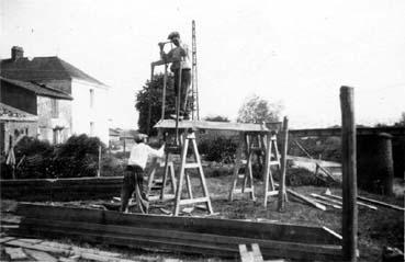 Iconographie - Scieurs de long au chantier de construction de toues à Messan