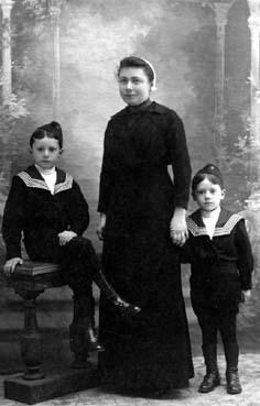 Iconographie - Madame Jousse posant avec ses deux fils