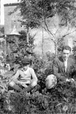 Iconographie - M. Jousse et un enfant posant dans un potager (pigeonnier en arrière-plan)
