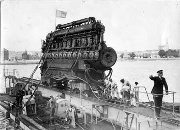 Iconographie - Chargement d'un moteur de bateau à Indret, pour son transport