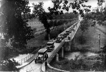 Iconographie - Cortège de voitures lors de l'enterrement de M. Saillant, à Indret le 5 mai 1922