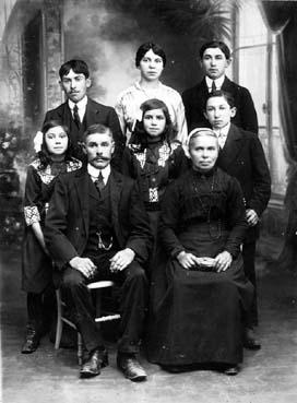 Iconographie - Louis Loirat posant avec sa famille avant 1914
