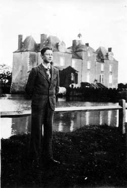 Iconographie - Paul Gautret posant devant le château et l'étang de "Bois-Chevalier"