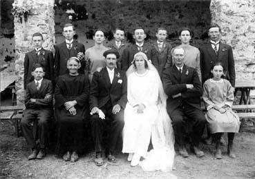 Iconographie - Noce posant au village du Tronc (famille Briand)