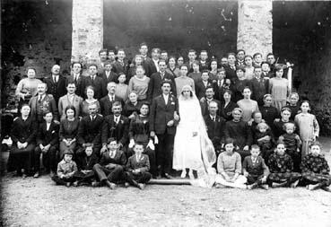 Iconographie - Noce posant au village du Tronc (famille Briand)