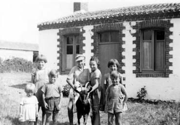 Iconographie - Enfants du village du Bois posant avec une chèvre