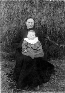 Iconographie - Jeanne Pellerin (née Séjourné) posant au village du Bois