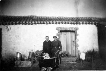 Iconographie - Mme Pinson et sa mère Mme Pellerin, devant leur maison au village du Bois