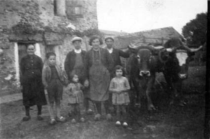 Iconographie - Marie Aubinais et ses enfants posant avec une paire de boeufs