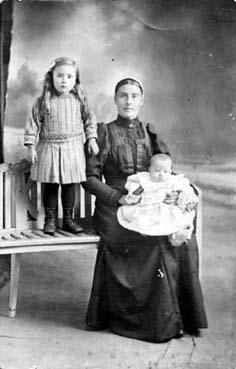 Iconographie - Madame Lucas posant avec ses deux enfants