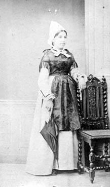 Iconographie - Femme de Trentemoult posant en costume