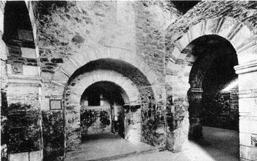 Iconographie - Intérieur de l'église abbatiale carolingienne