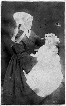 Iconographie - Femme en costume tenant un enfant en tenue de baptême