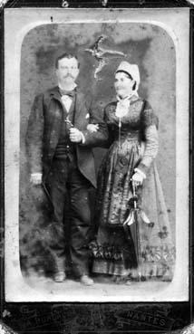 Iconographie - Couple posant en costume
