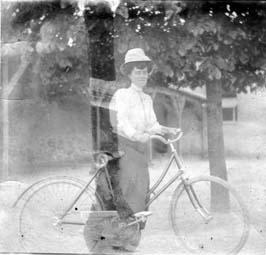 Iconographie - Femme posant avec sa bicyclette