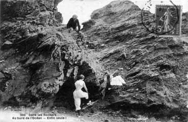 Iconographie - Dans les rochers. Au bord de l'océan - Enfin seule !