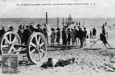 Iconographie - Un coin de la plage à l'heure du bain