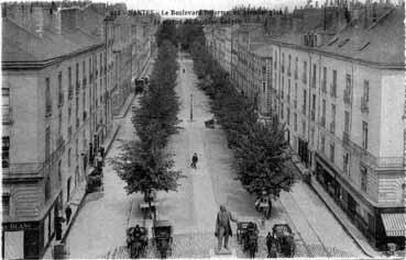 Iconographie - Le boulevard Delorme, au premier plan, la statue du Docteur Guépin