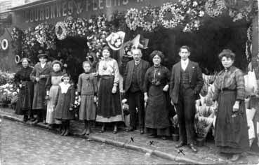 Iconographie - Devanture et employés du magasin Groleau de couronnes et fleurs