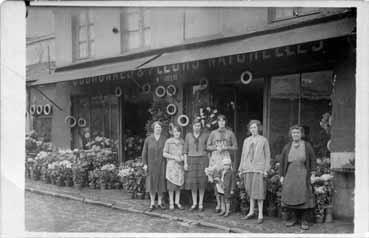 Iconographie - Devanture et employés du magasin Groleau de couronnes et fleurs