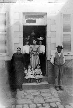 Iconographie - Famille posant sur un seuil de porte
