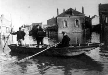 Iconographie - Inondations à Trentemoult, le facteur distribuant le courrier