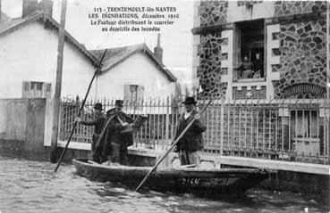 Iconographie - Le facteur distribuant le courrier pendant les inondations