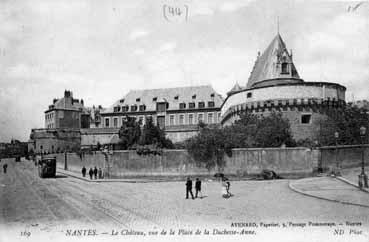 Iconographie - Le Château, vue de la place de la Duchesse Anne