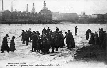Iconographie - Les glaces en Loire, la foule traverse le fleuve à pied sec