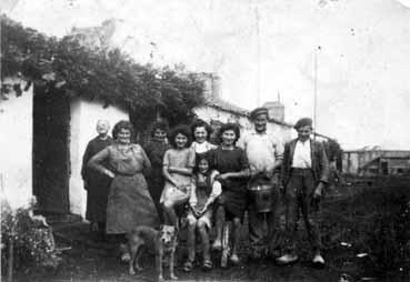 Iconographie - Famille Briand posant au village de la Richerie