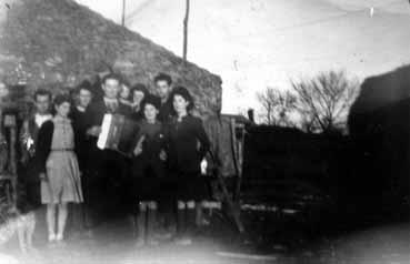 Iconographie - Famille Briand posant au village de La Richerie