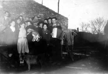 Iconographie - Famille Briand posant au village de La Richerie