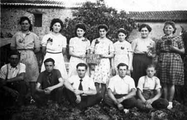 Iconographie - Les jeunes du village de la Richerie lors de la confection de décorations