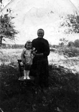 Iconographie - Ester Boiveau (femme âgée) posant avec Josette Boutet