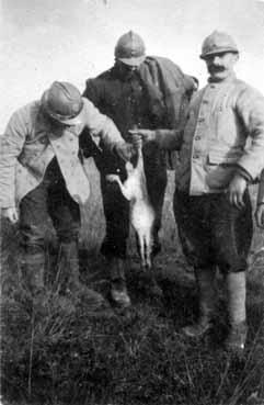 Iconographie - Soldats posant avec leur trophée de chasse